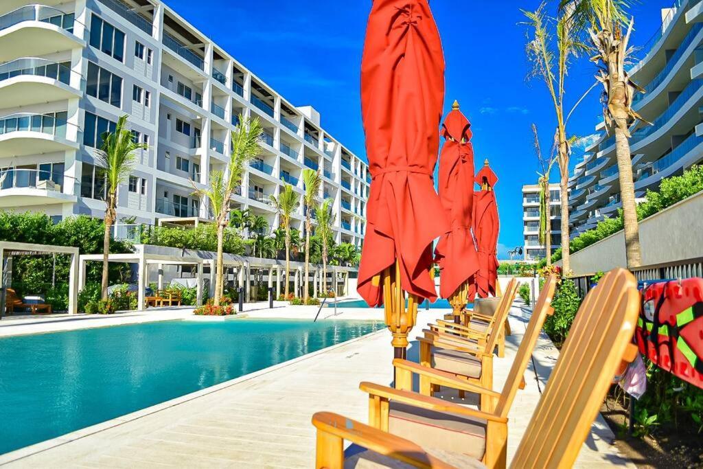 Ocean View Panorama Apartment: Beachfront Luxury With Pools Apartment