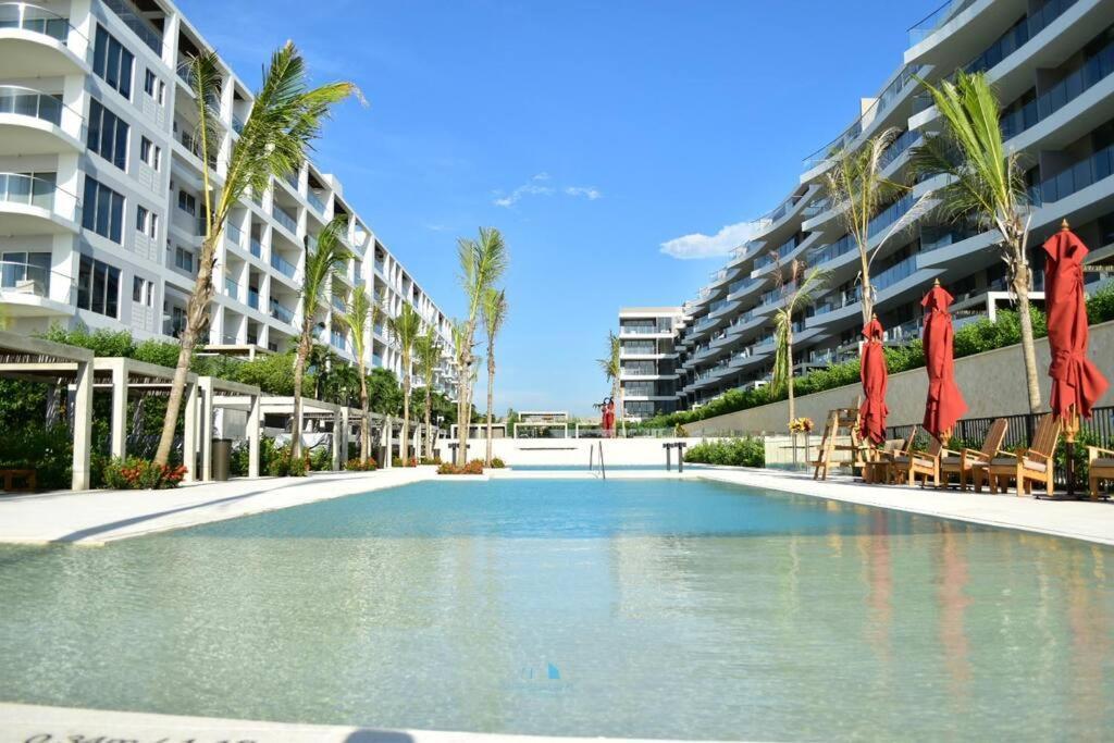 Apartment Ocean View Panorama Apartment: Beachfront Luxury With Pools *