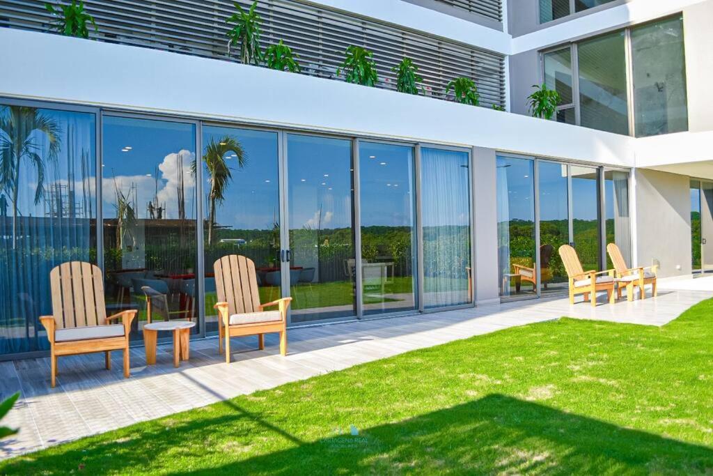 Apartment Ocean View Panorama Apartment: Beachfront Luxury With Pools *